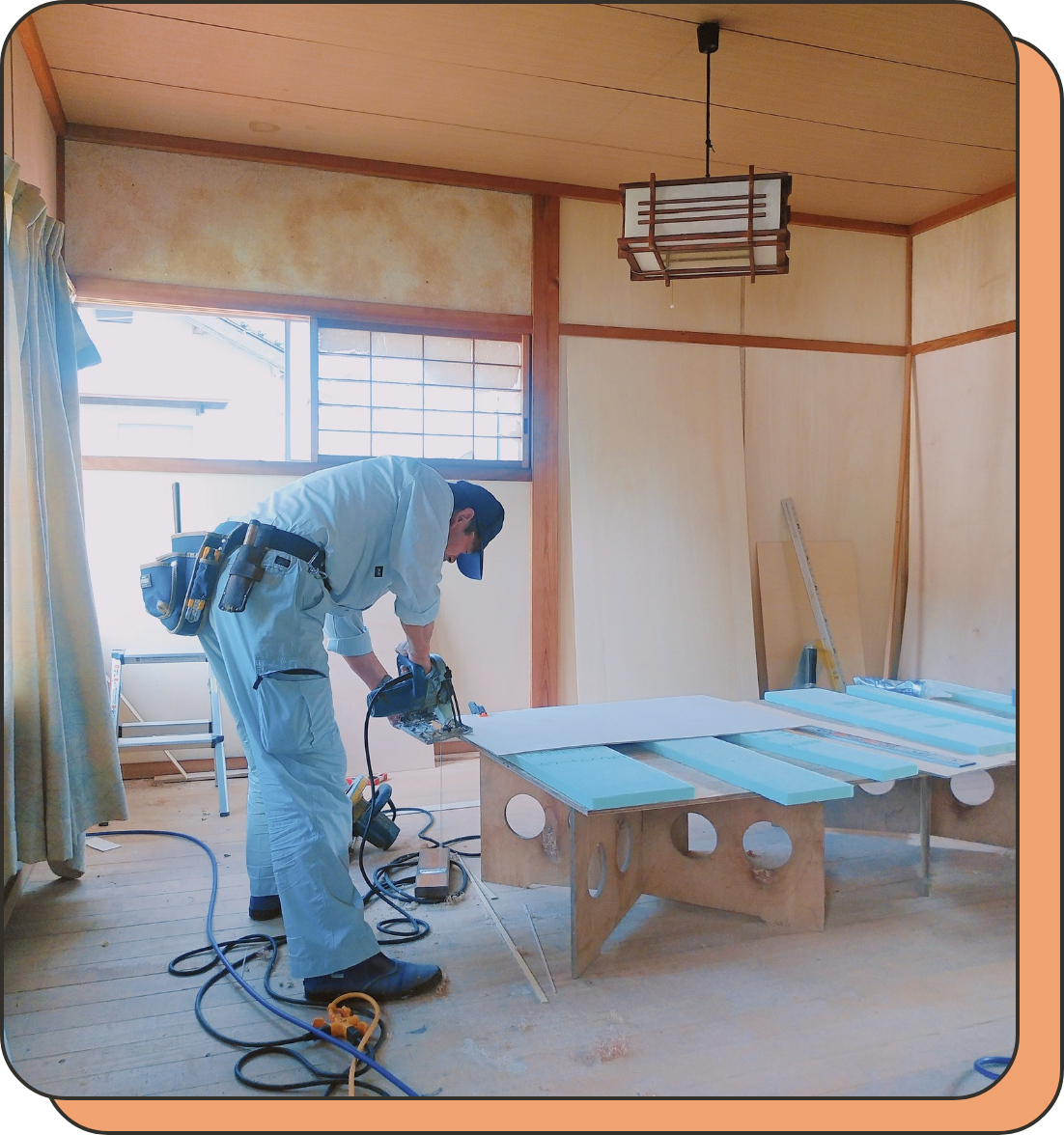 作業中の大工